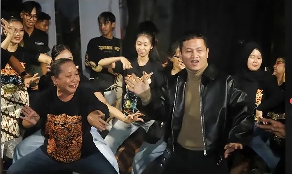 Mas Bupati Ipin Nonton Langsung Pagelaran Seni Bertajuk Trenggalek Menari #5 Kelakar Akar