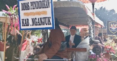Meriah! Dinas Pendidikan Nganjuk Ikuti Boyong dan Sedekah Bumi Hambangun Projo