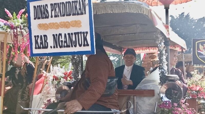 Meriah! Dinas Pendidikan Nganjuk Ikuti Boyong dan Sedekah Bumi Hambangun Projo