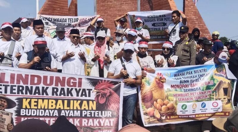 Peternak Ayam Petelur Blitar Bagikan Satu Juta Telur, Sampaikan Aspirasi Harga Telur Anjlok