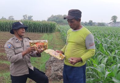 Dukung Swasembada Pangan, Bhabinkamtibmas Polsek Nganjuk Kota Bagikan Benih Jagung Bhayangkara kepada Petani