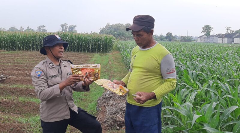 Dukung Swasembada Pangan, Bhabinkamtibmas Polsek Nganjuk Kota Bagikan Benih Jagung Bhayangkara kepada Petani