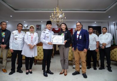 Bupati Trenggalek Terima CSR Bank Jatim Berupa Floor Projector Highlight di Seputaran Alun-Alun