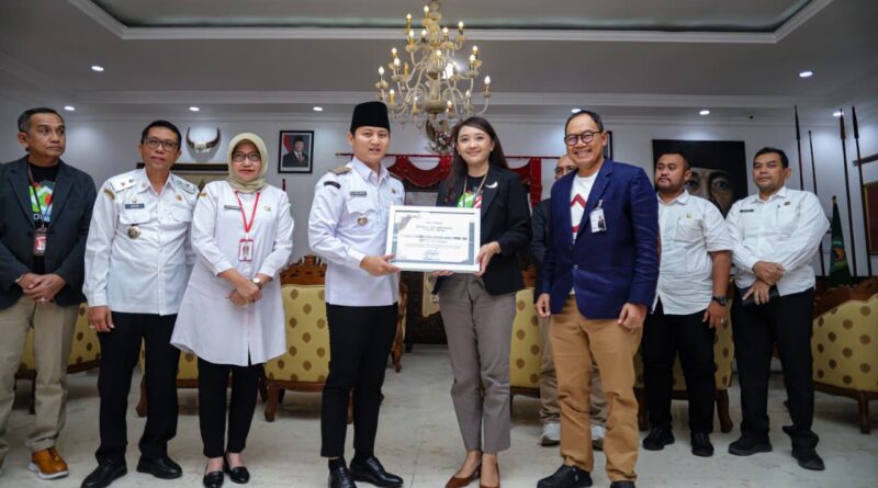 Bupati Trenggalek Terima CSR Bank Jatim Berupa Floor Projector Highlight di Seputaran Alun-Alun