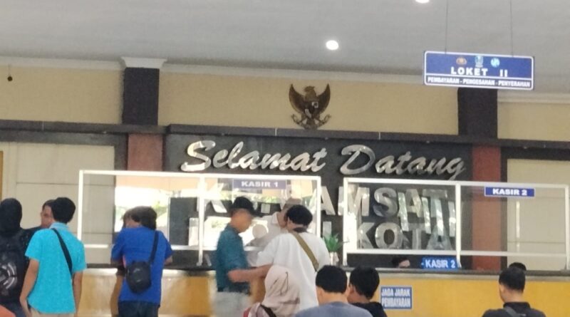Pelayanan Humanis dan Profesional, Wajib Pajak Apresiasi Kinerja Petugas KB Samsat Kediri Kota