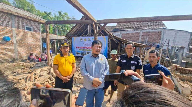PWI Bersama Polres Bedah Rumah Warga Bagor Nganjuk