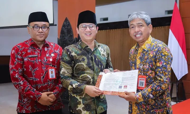 Bupati Trenggalek Serahkan Surat Keputusan Bupati Tentang Purna Tugas Sekda Edy Soepriyanto