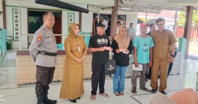 Buruh Tani Tembakau Terima BLT Rp 800 Ribu di Balai Desa Losari
