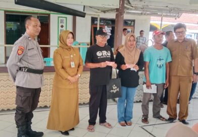 Buruh Tani Tembakau Terima BLT Rp 800 Ribu di Balai Desa Losari