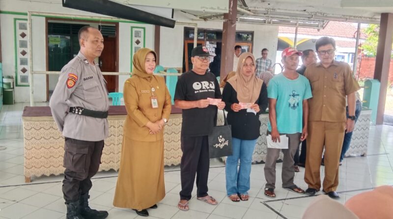 Buruh Tani Tembakau Terima BLT Rp 800 Ribu di Balai Desa Losari