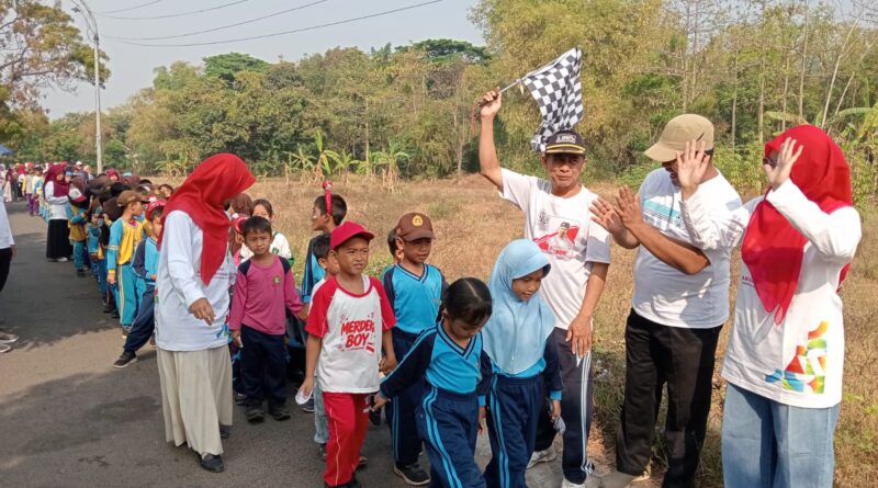 Gus Hamzah Lepas Peserta Jalan Sehat SDN Pajaran 2
