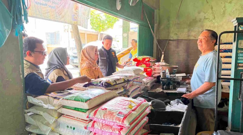Satgas Pangan Tulungagung Lakukan Sidak Harga Komoditas Pangan Khusus Beras Premium dan Beras SPHP di Pasar Ngunut