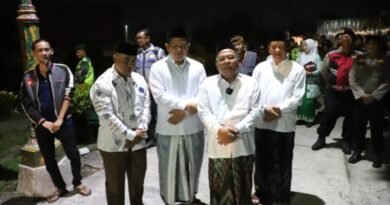 Muktamar ke-35 NU, Satpol PP Jombang Gelar Aksi Simpatik Bagikan 500 Kerudung 