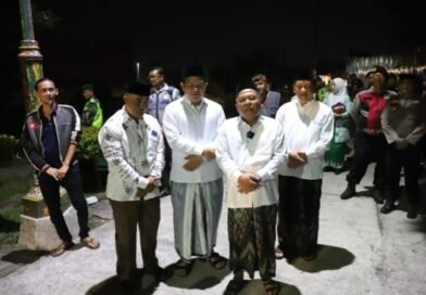Muktamar ke-35 NU, Satpol PP Jombang Gelar Aksi Simpatik Bagikan 500 Kerudung 