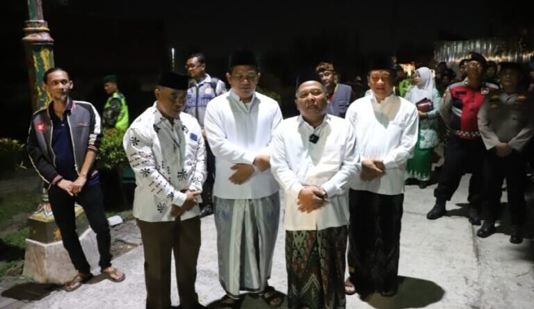 Muktamar ke-35 NU, Satpol PP Jombang Gelar Aksi Simpatik Bagikan 500 Kerudung 