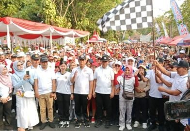 Ribuan Warga Tulungagung Ikuti Jalan Sehat Berhadiah Pada Puncak Peringatan Hari Koperasi ke-79