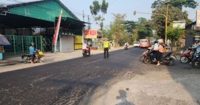 Jajaran Anggota Polsek Polres Blitar Gelar Pelayanan Pengaturan Arus Lalin di Pagi Hari