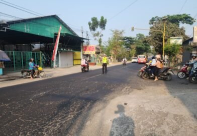 Jajaran Anggota Polsek Polres Blitar Gelar Pelayanan Pengaturan Arus Lalin di Pagi Hari
