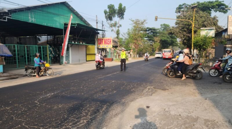 Jajaran Anggota Polsek Polres Blitar Gelar Pelayanan Pengaturan Arus Lalin di Pagi Hari