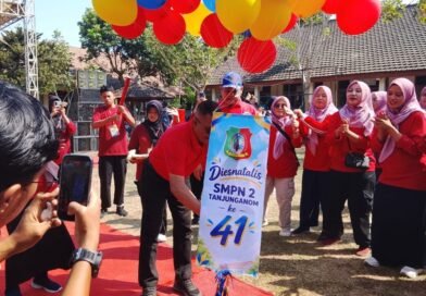 Jalan Santai Kreasi Warnai Dies Natalis ke-41 SMPN 2 Tanjunganom